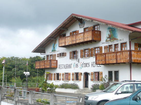 ...ein Schweizer Hotel mit Ausblick ueber den Arenalsee...