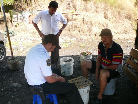 ...die Polizei hat auch nichts zu tun, dann wird halt in der Mittagshitze ein bisschen gespielt...