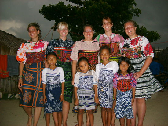 ...die Klamotten sind echt, die erste Reihe auch, die zweite Reihe kommt aus Europa!
Fuer Maenner gibt es beri den Kunas gar keine bestimmte Tracht, sie hatten kein buntes Hemd fuer mich, sowas...