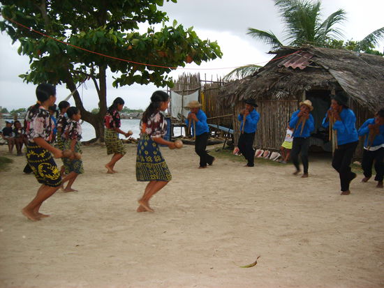 ...der Regentanz, nein, aber sowas aenhliches mit Musik und Party...