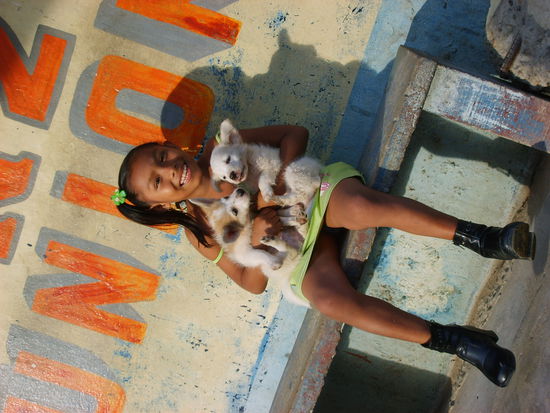 ...chillen mit Wuschi und Puschi auf der Bank, die extravaganten Stiefel sollte sie nocheinmal ueberdenken...