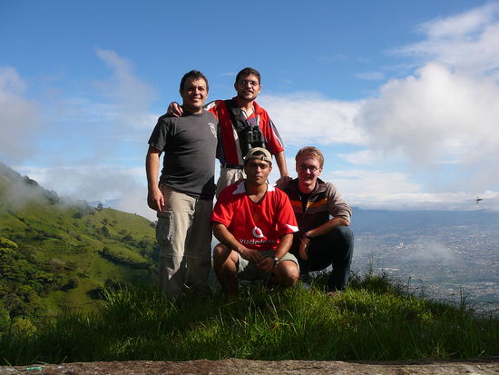 Meine Gastbrueder, ich und im Hintergrund San Jose...