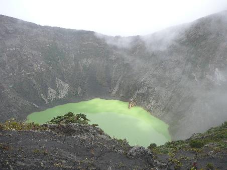 Der Krater des Vulkan Irazu...auf 3480m...ziemlich kalt da oben und auch sehr.....