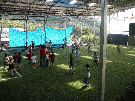 Das Fussballfeld, mafioese Strukturen, und alles gehoert meiner Gastfamilie...dort vergnuegt sich gerade eine Horde Schulkinder.