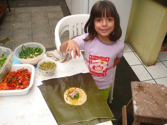 ...das hier ist das Typische Essen zu Weihnachten, heisst Tamales und schmeckt auch so...alles moegliche in Bananeblaetter eingewickelt und dann in kochendes Wasser geworfen...mhhh!
