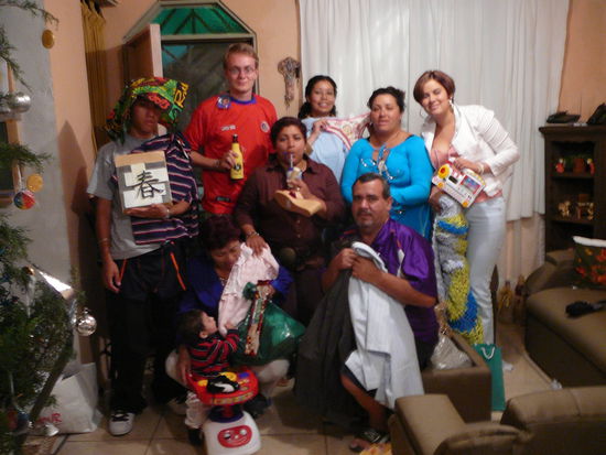 ...Weihnachten, alle mit Ihren Geschencken, das ist wohl ueberall auf der Welt so...