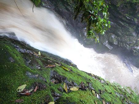 ...ein Wasserfall!