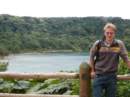 ..der Fabian vorm Kratersee..