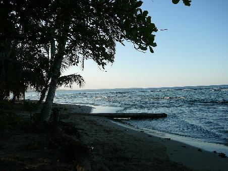 Puerto Viejo de Talamanca, nicht weit weg von der Grenze zu Panama, an der Karibik ganz im Sueden!
Ach ja, dieser Strand hier ist ungefaehr 20 m von der Bushaltestelle entfernt...