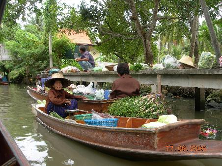 Floating Market Lady mit vielen Sachen aber mit nur mehr einem Zahn!