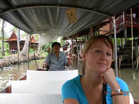 Unser Kapitaen mit dem flotten Floating-Market-Boot