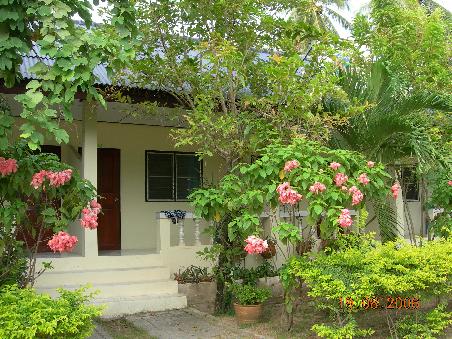 Unser Bungalow fuer die naechsten fuenf Naechte. Sieht von aussen wesentlich besser aus...