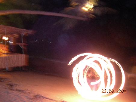 Kleine Feuershow an der Strandbar