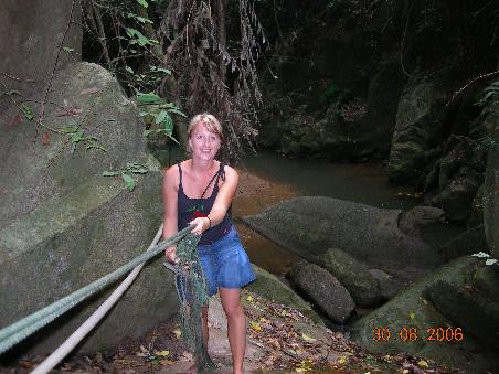 Jane beim Tauhangln. Auf dem Weg zum Wasserfall