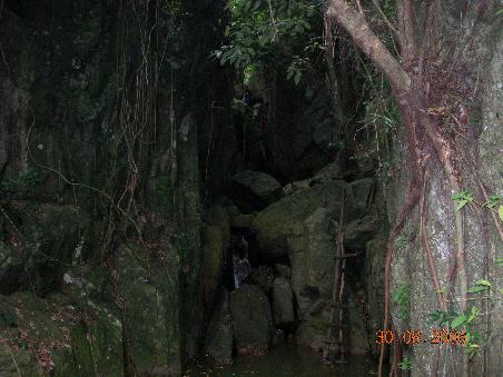 Schwer zu erkennen der Wasserfall - liegt aber nicht am Foto, der ist wirklich so klein. Die Thais haben anscheinend eine ziemlich lustige Vorstellung von einm Wasserfall.