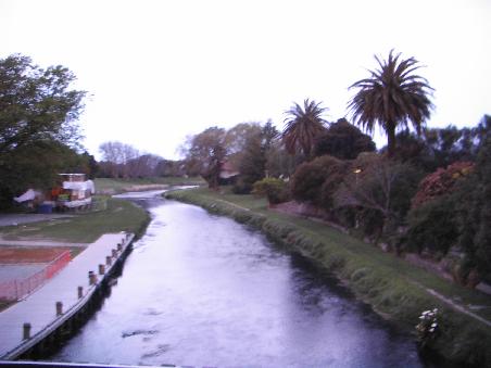 Der Fluss, der mitten durch Blenheim City fliest