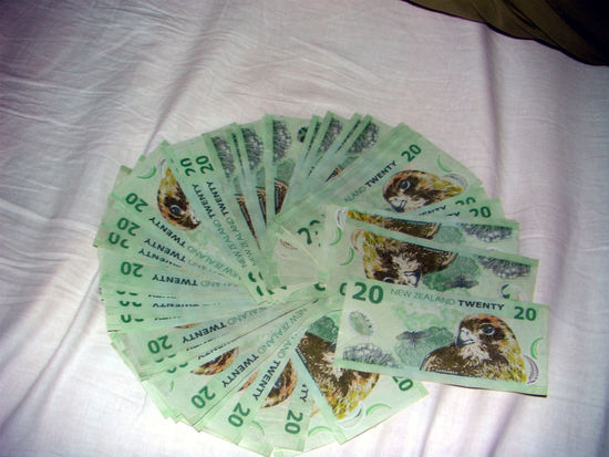 ...und das hats mich gekostet, hab mein Auto mit umgerechnet 10 Euro Scheinen bezahlt ! Insgesamt 60 Scheine... (na jetzt rechnet mal)