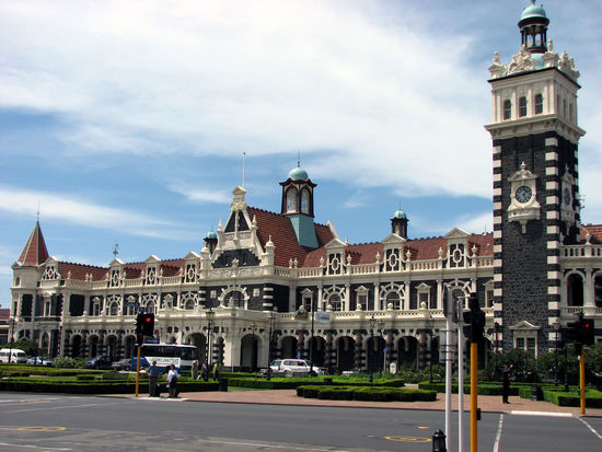 das ist der Bahnhof von Dunedin...wie oben erwaehnt, in typisch schottischer Bauweise 
