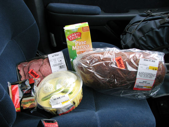 Deluxe- Fruehstueck, fuer umgerechnet 5 Eus. Darunter auch ein Versuch von einem deutschen Roggenbrot!