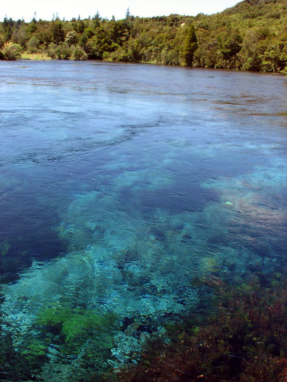 die wohl sauberste Quelle der Welt...diese Stelle ist ungefaehr 5m tief...