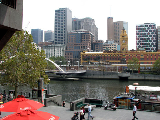 Melbourne City und im Vordergrund das rot/ orange Gebaeude ist der Bahnhof, der eigentlich in Mumbai stehen sollte, aber irgendwer vor ganz langer zeit die plaene ausgetauscht hat...klingt logisch...is aber so!!