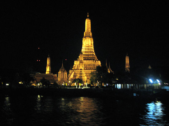 der Wat Arun bei Nacht...gesehen bei unserer traumhaften Nachtbootsfahrt