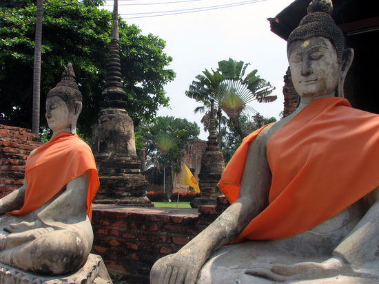 das gleiche nochmal fuer die steinernen Budhas