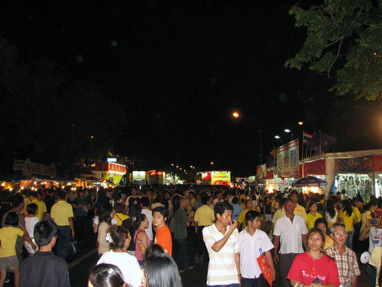 riesengrosse Ansammlung von Menschen, bei einem Volksfest zu Gunsten Armer und Beduerftiger