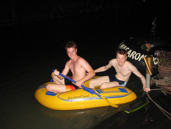 Tom und ich beim Paddeln in Dreck...wir sind ziemlich weit mit diesem Boot gekommen, wir hatten leider nur eine Paddel, was die ganze Mission etwas erschwerte...
