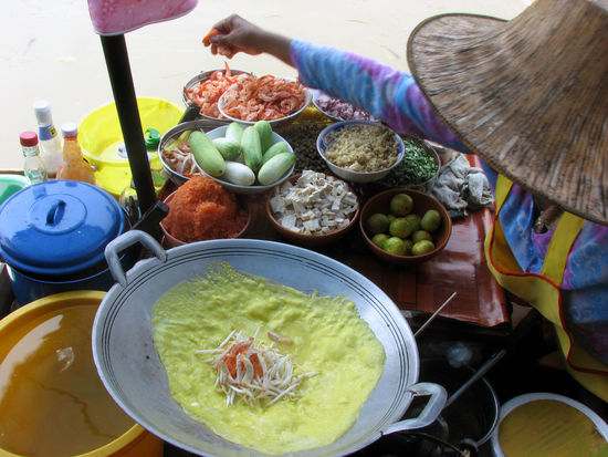 Fruestueck vom Wasser aus...der Essenslieferant kommt hier mitm Boot und bereitet es vor deinen Augen zu.