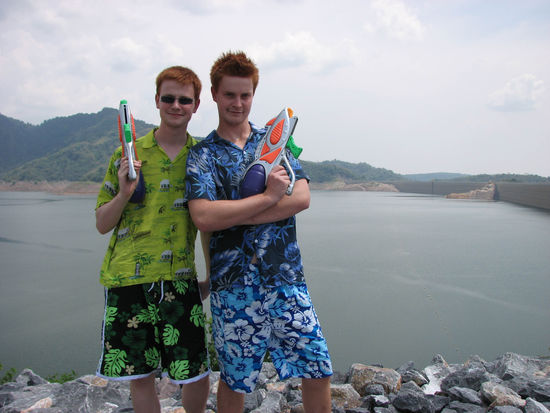 die unglaublich stylischen Farangs...die Hemden waren ein Geschenk unserer Gasteltern 