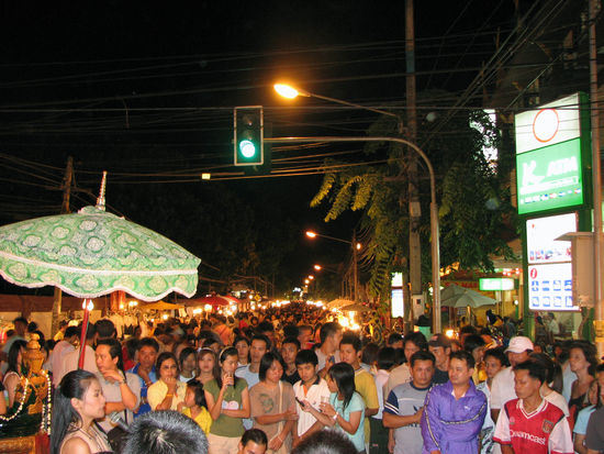 der absolut krasse Sonntags- Nachtmarkt von Chiang Mai