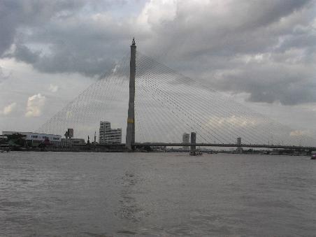 Fluss, mit grosser Bruecke, bei schlechtem Wetter...