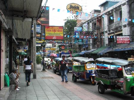Tuk Tuk's auf der Khao San...die dazugehoerigen Fahrer bequatschen mit Sicherheit gerade irgendwelche unwissenden Touristen