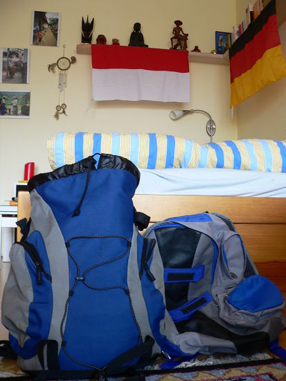 Mein Rucksack links und Hennys Rucksack rechts ( noch nicht gepackt ). Im Hintergrund die Deustche und die Indonesische Flagge !