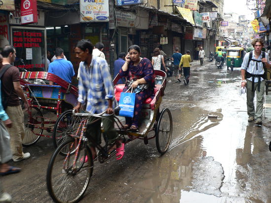 Strasse in Delhi ... so viel Dreck, das ist der wahnsinn ... aber es ist hochinteressant ... was man nicht sieht ist der krach, der gestank und der sich andauernd bewegende verkehr !