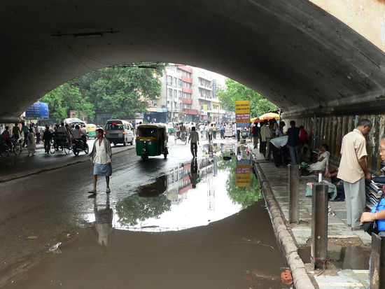 Die Bruecke unter den Gleisen durch ...