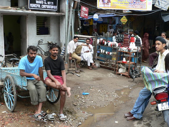 die menschenmassen hier sind der wahnsinn ... das chaos von delhi kann wohl allerdings kein photo und kein film zeigen, man muss es selbst erleben !