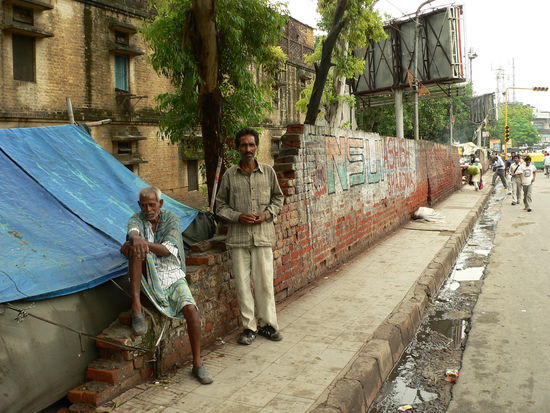 bei dem ganzen muell und dreck faellt der in plastik gewickelte tote links kaum auf !