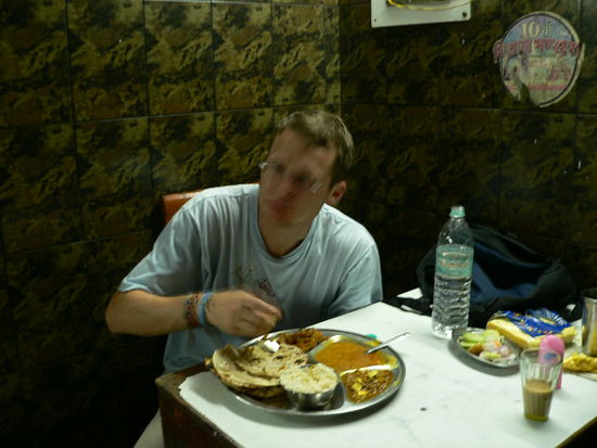 henny hat mich beim essen geknipst ... das krasse was man hier nicht sieht ist, dass der raum kaum hoeher ist als ich gross bin und die staendig ein und ausgehenden menschen ... wahnsinn !
das essen ist uebrigens nix besonderes ... fuer meinen geschmack !