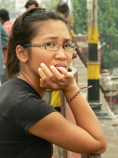 deperation ... der dreck und die Armut und vor allem die unvorstellbaren Mesnchenmassen haben Henny zur verzweiflung gebracht !