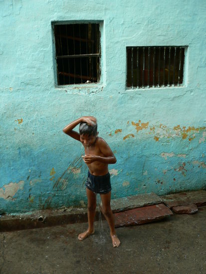 ein junge duscht sich fuer mich ( er wollte photographiert werden ) ( AGRA )