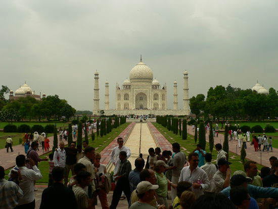 das taj mahal, sehr schoen, aber es war sooo heiss das sogar die inder stoehnten!