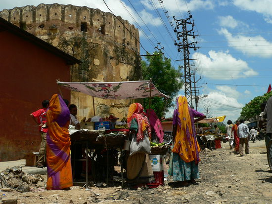frauen in saris in jaipur