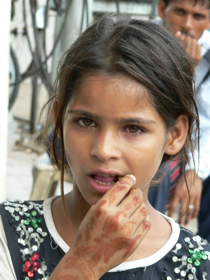 bettelmaedchen in jaipur ( isst unsere restlichen pommes vom mc d )