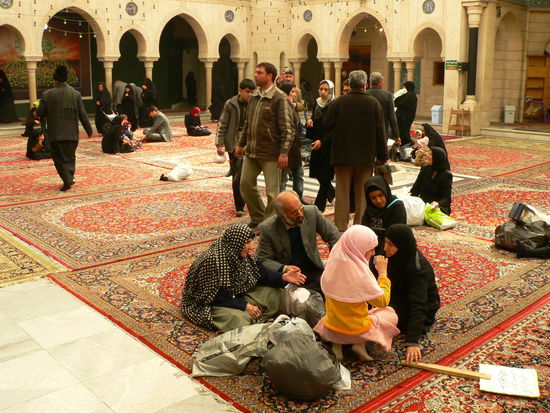 In einer der vielen Moscheen. Schiiten beim beten