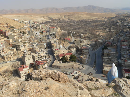 Maloula und hinten due Wueste