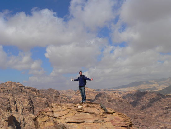 Ich auf einem der Ziemlich hohen Felsen (Berge) in Petra