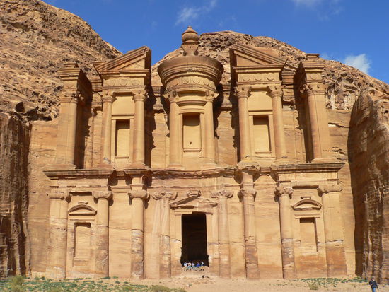 das monastery auf einem der vielen felsen in petra (jordanien)