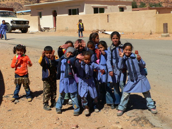 in wadi rum (im ort). schulmaedchen die fotografiert werden wollten